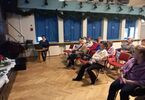 Zdjęcie: Seniorzy słuchający wykładu
