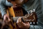 Zdjęcie: Mężczyzna grający na gitarze, źródło: canva