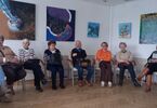 Zdjęcie: Siedzące seniorki uczestniczące na spotkaniu Klubu Podróżnika