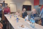 Zdjęcie osób starszych podczas poczęstunku