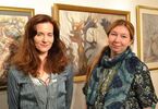 Zdjęcie: dwie kobiety stojące przy obrazach