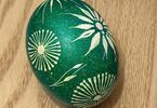 Zdjęcie: pisanka w kolorze zielonym na drewnianym podłożu