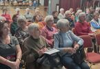 Zdjęcie seniorek i seniorów słuchających wykładu
