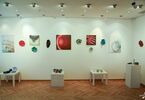 Zdjęcie: galeria z pracami ceramicznymi na stolikach i podwieszonymi na ścianach