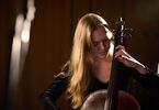 Zdjęcie: młoda kobieta w jasnych włosach z fragmentem wiolonczeli
