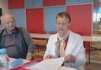 Zdjęcie seniorki i seniora siedzących przy stole