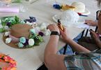 Zdjęcie kapelusza z kolorowymi kwiatami