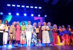 Zdjęcie: grupa starszych kobiet stojących na scenie, część z nich ze statuetkami w dłoniach