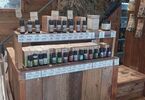 Drewniane półki z produktami i testerami