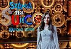 Zdjęcie: nastolatka, brunetka z lekko podkręconymi włosami w sukience, w tle napis Szansa na Sukces 2023