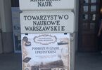 Plakat z programem Warszawskiego Pikniku Archiwalnego na słupie Polskiej Akademii Nauk
