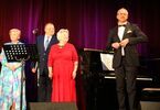 Starsze kobiety i starsi mężczyźni stojący na scenie