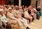 Osoby dorosłe siedzące podczas uroczystości zakończenia roku akademickiego