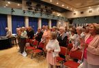 Seniorki i seniorzy śpiewający życzenia