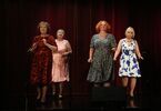 Tańczące seniorki w kolorowych sukienkach