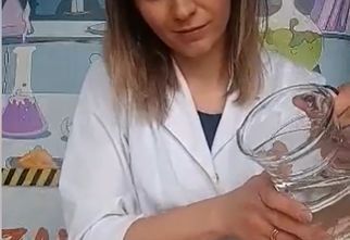 Kobieta wylewa wodę z dzbanka na płaski talerz