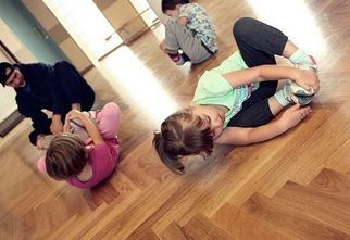 Dzieci ćwiczące break dance
