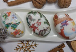 Trzy mydełka z bożonarodzeniowymi wzorami