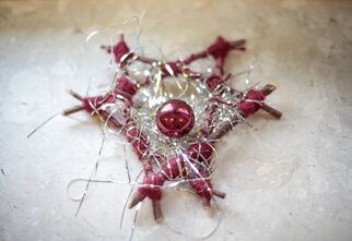 Ręcznie wykonana gwiazda betlejemska z ozdobną bombką