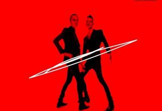 Okładka płyty „Philosophia” John Porter & Wojtek Mazolewski. Dwoje mężczyzn, którzy są ubrani na czarno. Czerwone tło.