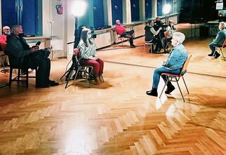 Dziennikarka tvp Warszawa przeprowadza wywiad z Alicją Mieszało, studentką UTW.