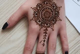 Dłoń z namalowanym henną tatuażem.