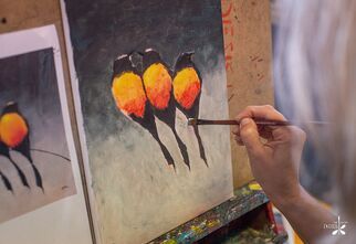 Ręka malująca trzy ptaki siedzące na jednej gałęzi.