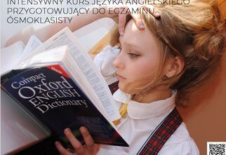 Dziewczynka przegląda podręcznik do nauki języka angieslkiego