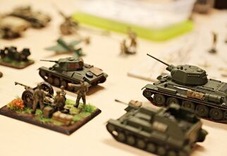 Na stole umiejscowione modele czołgów