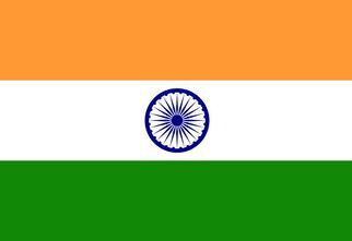 Flaga Indii: trzy poziome pasy, od góry żółty, biały, zielony. Na białym pasie granatowy znak słońca.