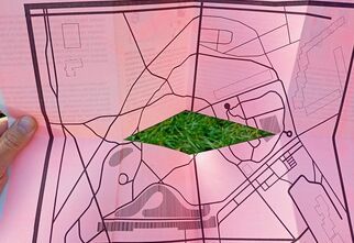 Mapa z konturami Parku Rzeźby na różowym tle z otworem w środku w kształcie rombu z widokiem na trawę