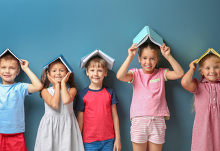 Dzieci trzymające nad głowami rozłożone książki