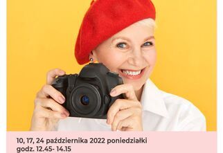 Głowa kobiety w czerwonym berecie trzyma telefon komórkowy