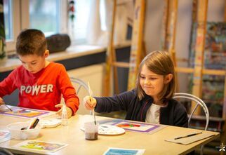 Dzieci podczas malowania akwarelowymi farbami