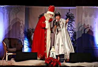 Śnieżynka i Święty Mikołaj przyglądający się publiczności