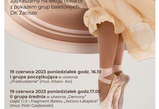 Plakat z grafiką prezentującym nogi tancerki w baletkach w wirującymi falbanami spódnicy. Tekst dostępny w informacji poniżej
