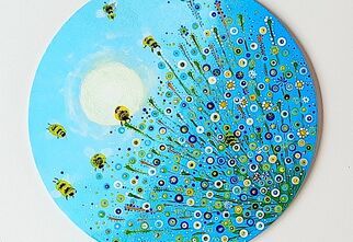 Obraz w kształcie kuli z niebieskim tłem i namalowanymi kwiatami