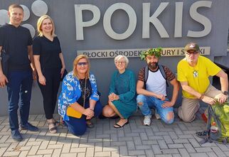 Przedstawiciele DK Zacisze i znajomi animatorzy zgromadzeni przy napisie POKIS