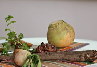 Warzywa korzenne na kolorowej chustce