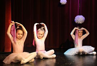 Trzy dziewczynki w  różowych strojach baletowych