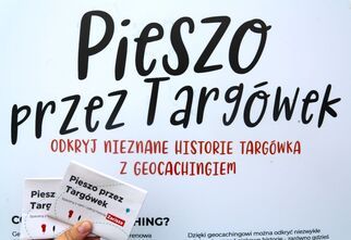 Plansza tytułowa wystawy Pieszo przez Targówek