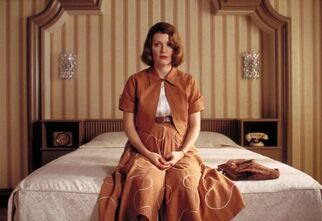 Kadr z filmu Godziny, kobieta siedzi na wielki łożu, źródło: Filmweb