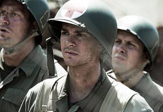 Kadr z filmu, trzech żołnierzy w hełmach; źródło: https://www.filmweb.pl