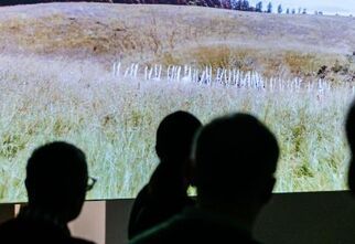 Zdjęcie osób zwiedzających na tle polana wzgórzu, foto: Centrum Sztuki Współczesnej