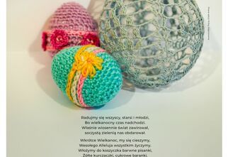 Kartka z życzenia świątecznymi, trzy jajka wykonane na szydełku oraz treść życzeń
