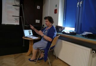 Zdjęcie kobiety, która prowadzi wykład