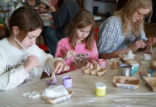 Zdjęcie: trzy dziewczyny malujące farbami wycięte fragmenty wytłaczanki