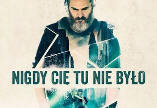 Grafika: fragment plakatu filmu Nigdy Cię tu nie było, mężczyzna z brodą i głową opuszczoną do dołu, poniżej kobieta na plecach mężczyzny, źródło Prime Video