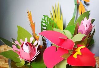 Zdjęcie: kompozycja kolorowych kwiatów z papieru na złotej podstawie