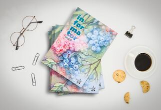 Zdjęcie: Informator 2025_2026, okulary, spinacze, ciasteczka i kawa